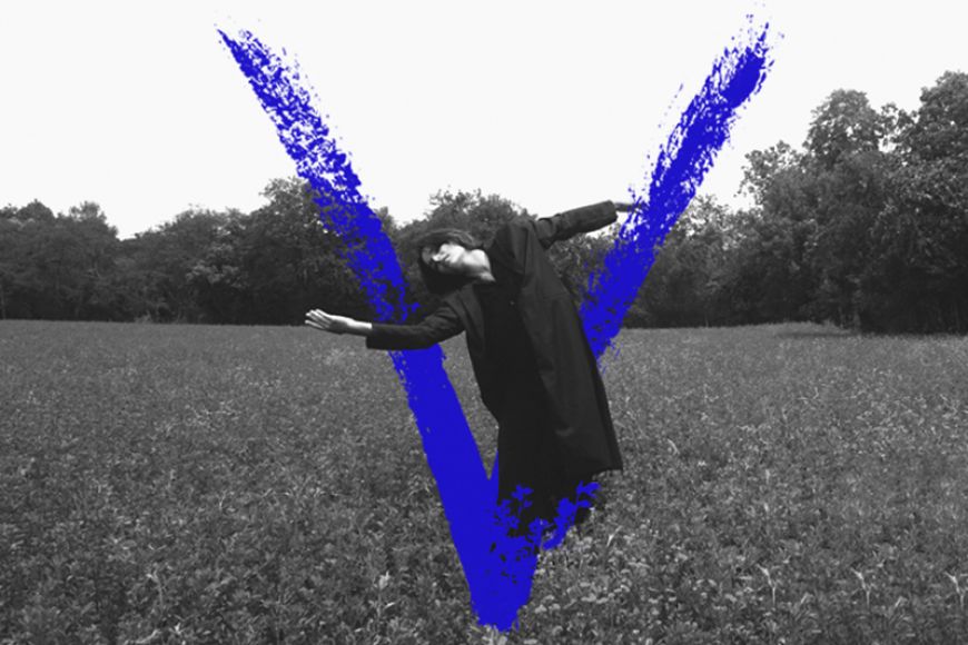 V V