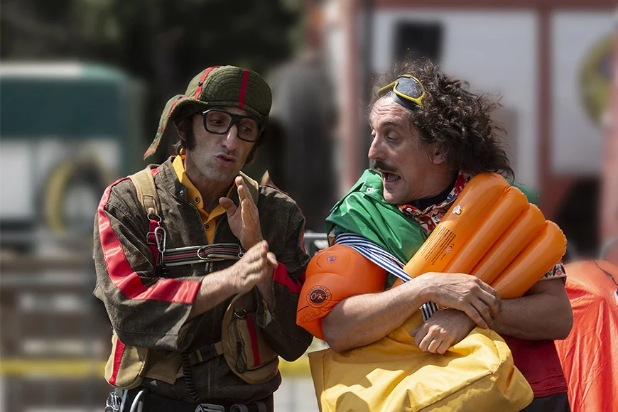 Escena de l’espectacle on els dos integrants del dúo Street Fools parlen. La situació és còmica.