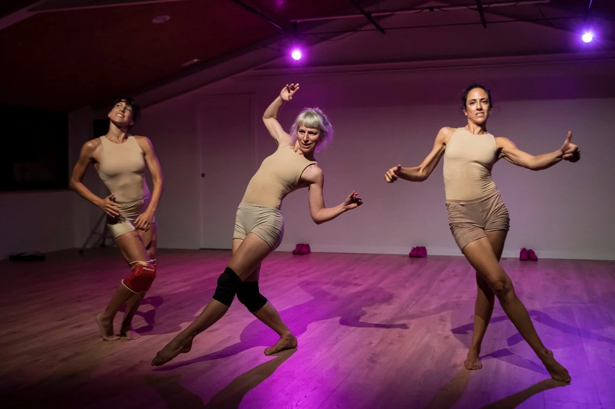 Las tres bailarinas de la compañía El Desvío interpretan coreografías con sonrisas impostadas.