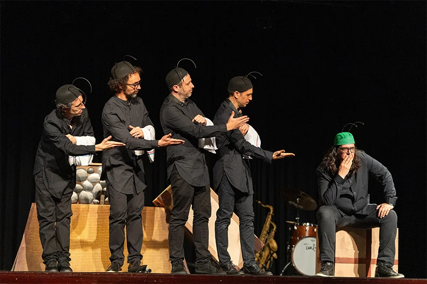 Cinc actors vestits de negre en una escena de l'espectacle.
