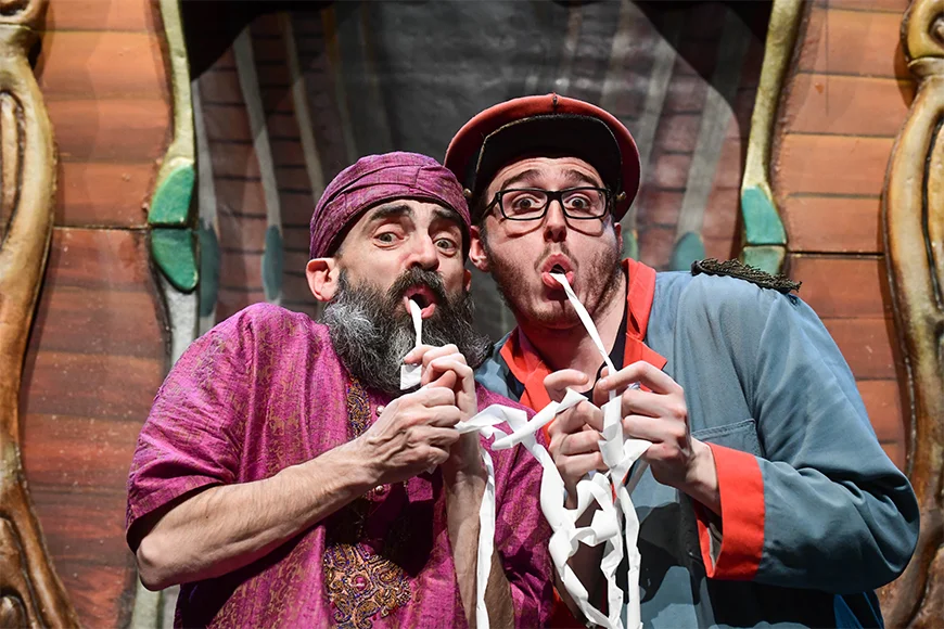 Escena de l’espectacle on dos personatges xuclen una corda.