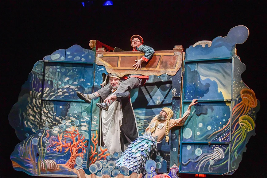 Escena de l’espectacle on es representa el fons del mar amb una sirena inclosa.