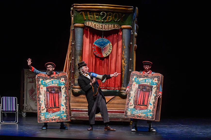Escena de l’espectacle on el mestre de cerimònies presenta els dos col·laboradors.