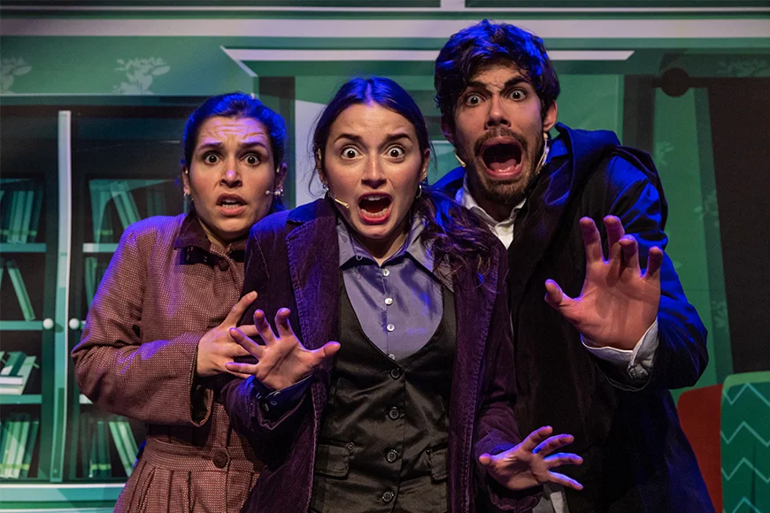 Dues actrius i un actor joves miren a cara amb una expressió d'espant.