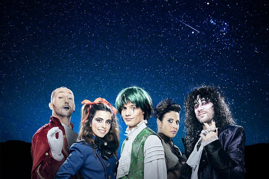 Foto promocional de l'espectacle amb un pla mig de 5 actors mirant a càmera.