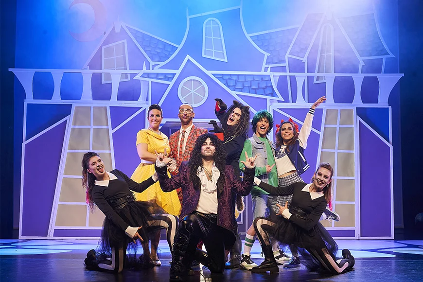 Escena de l’espectacle on vuit actors canten i fan una coreografia.