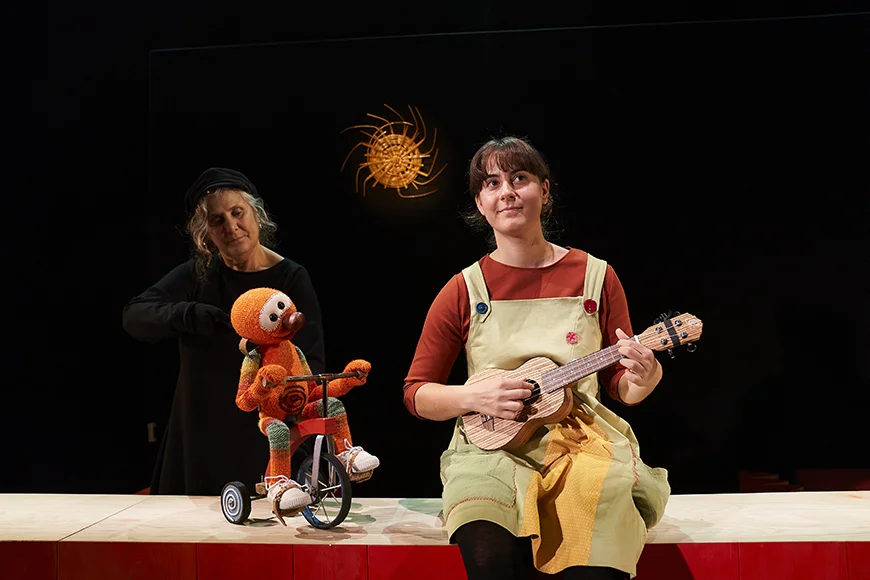 Escena de l’espectacle on es veu el titella Mic amb la Lula, una noia que toca l'ukelele.
