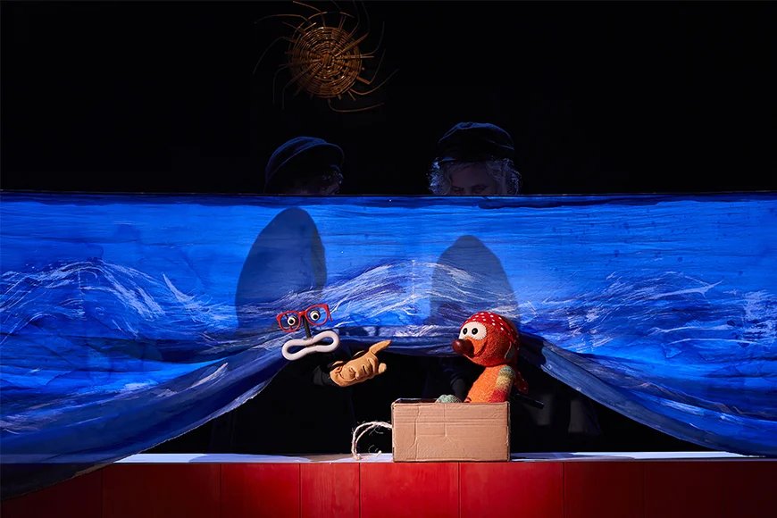 Escena de l’espectacle on es veu el titella Mic amb el seu amic Cincsegons.