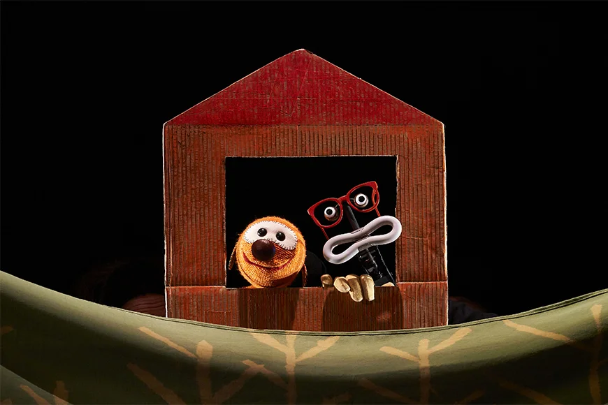 Escena de l’espectacle on es veu el titella Mic amb el seu amic Cincsegons.