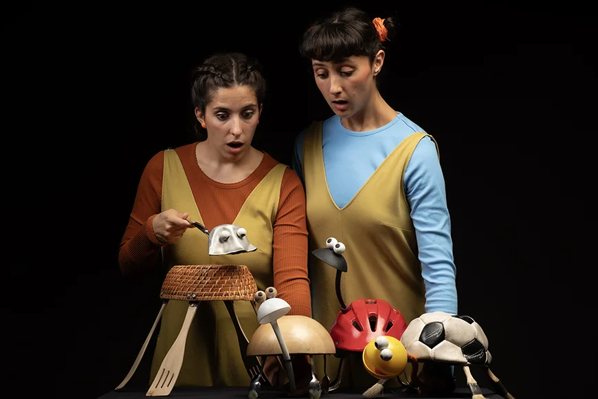 Les dues actrius de l'espectacle manipulen objectes que es converteixen en titelles.