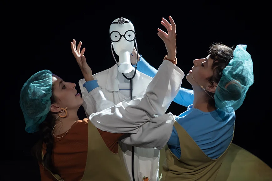 Les dues actrius de l'espectacle manipulen objectes que es converteixen en un metge.