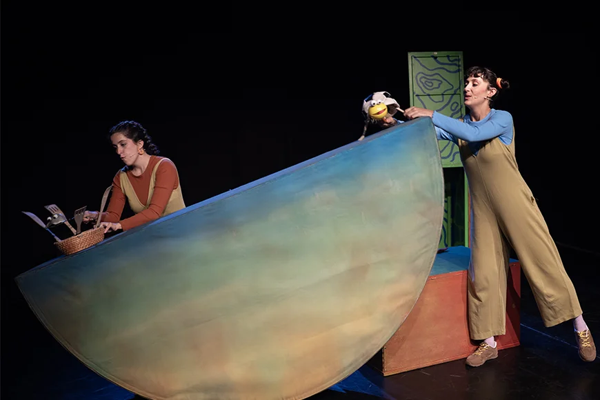 Les dues actrius de l'espectacle manipulen objectes que es converteixen en titelles.
