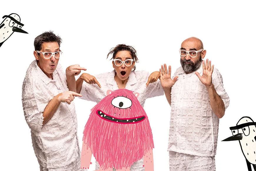 Tres actors vestits de blanc amb en Monstre Rosa, un dibuix rosa amb un sol ull. Imatge promocional.