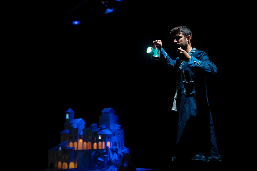Escena de l’espectacle en què es veuen del sereno amb el seu fanalet.