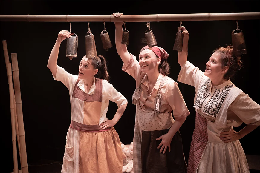 Las tres integrantes de Inspira Teatre tocant esquellots.