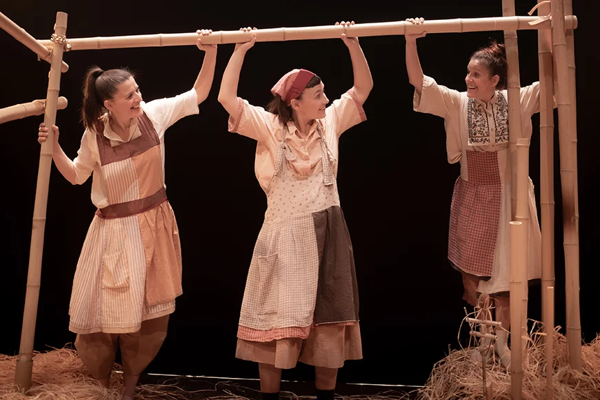 Les tres integrants d'Inspira Teatre somriuen.
