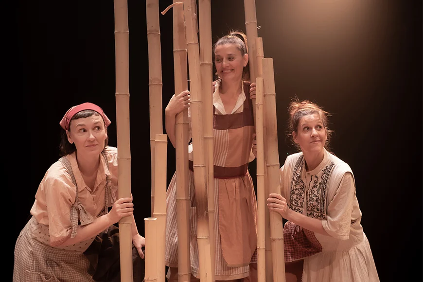 Les tres integrants d'Inspira teatre somriuen entre canyes.
