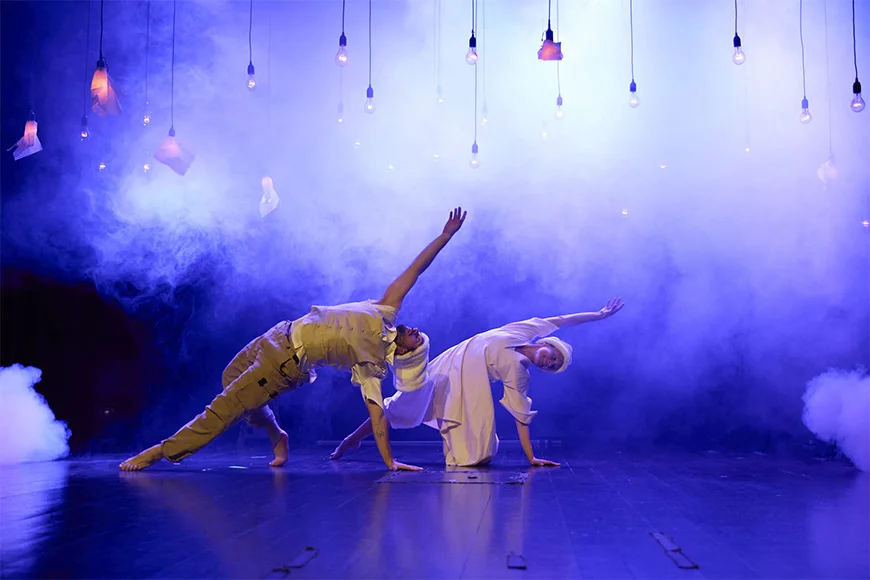 Escena de l'espectacle Nazuri on es veuen dos ballarins fent una coreografia.