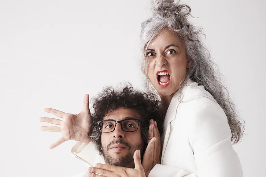 Foto d'estudi del duo Ual·la! amb fons blanc.
