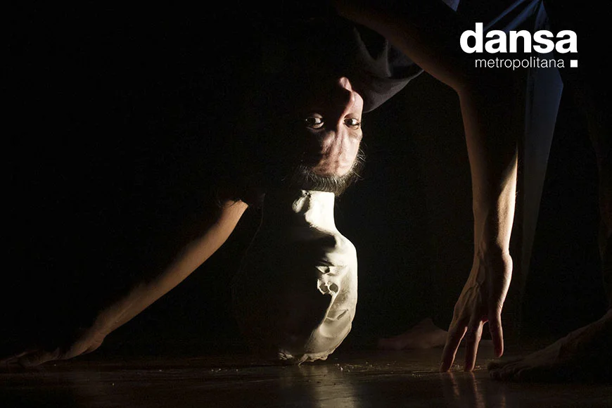 Platón se fue de escena, Métrica bàrbara