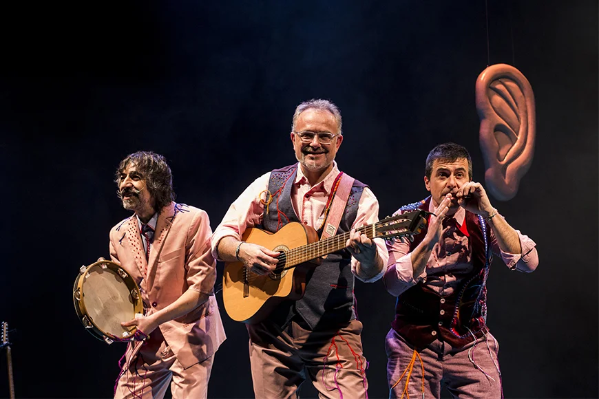 Els tres integrants del grup la Tresca i la Verdesca en ple espectacle:flauta, guitarra i pandereta