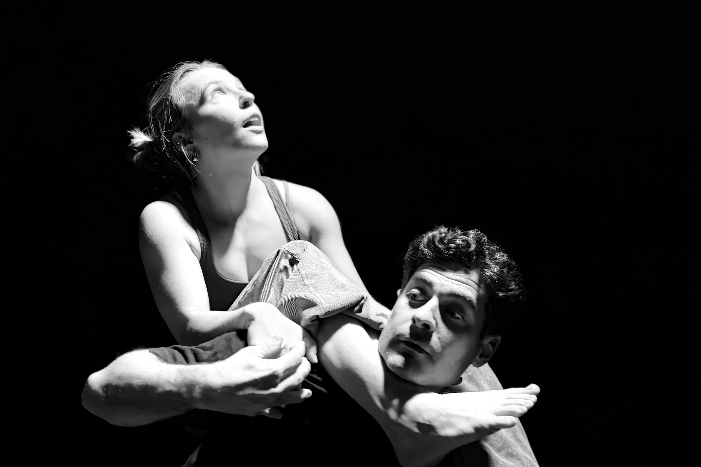 Fragmento de Strada. Una chica sube sobre los hombros de un chico. Imagen en blanco y negro.