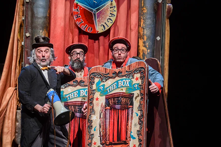 Els tres personatges de l'espectacle miren a càmera amb cares divertides.