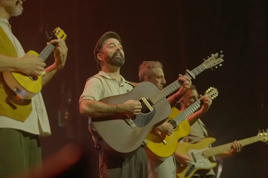 els quatre membres de Xiula tocant ukelele, guitarres i baix.